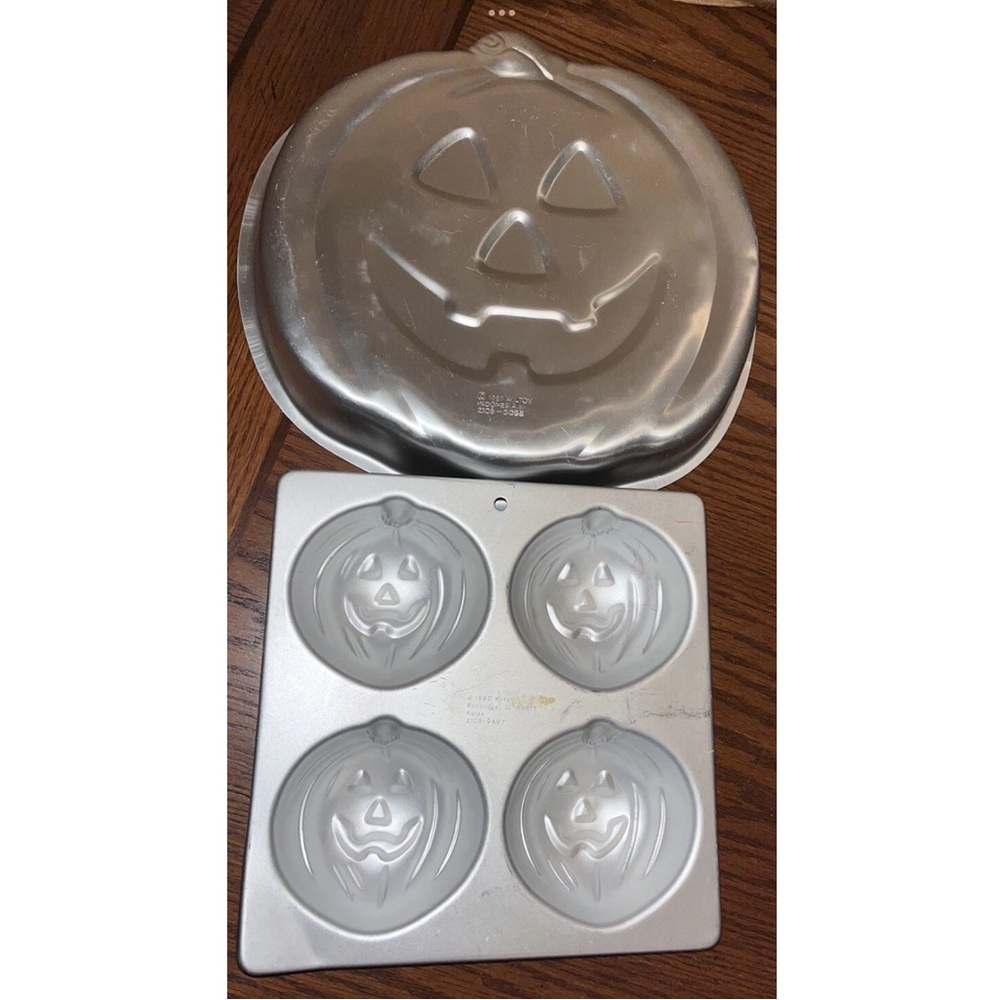 Wilton Pumpkin Cake Pan and Treat Pan set of 2 - Picture 5 of 12